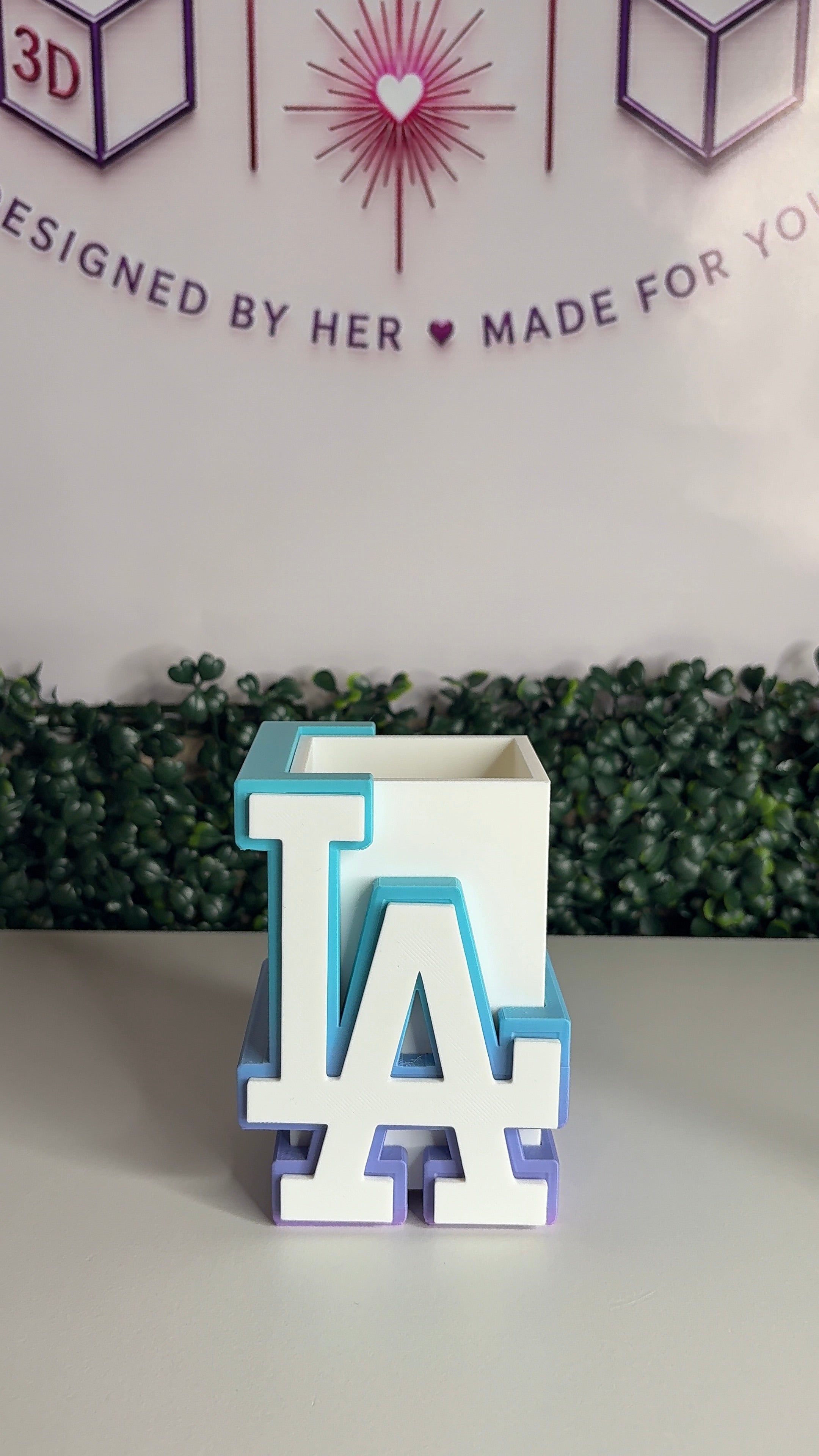 LA pencil holder